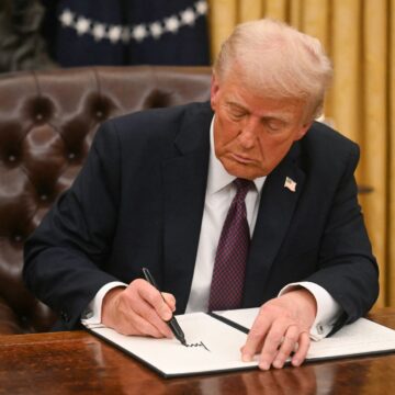 1729265-donald-trump-en-train-de-signer-un-decret-apres-son-investiture U.S. Tightens Rules on H-1B Visas Following Alleged Program Misuse