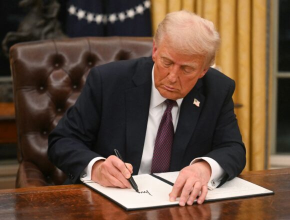 1729265-donald-trump-en-train-de-signer-un-decret-apres-son-investiture U.S. Tightens Rules on H-1B Visas Following Alleged Program Misuse